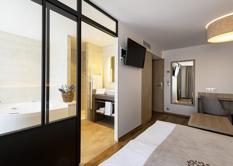 Deluxe Double Room, Bathtub (Accès Spa compris) | Minibar, desk, laptop workspace, soundproofing