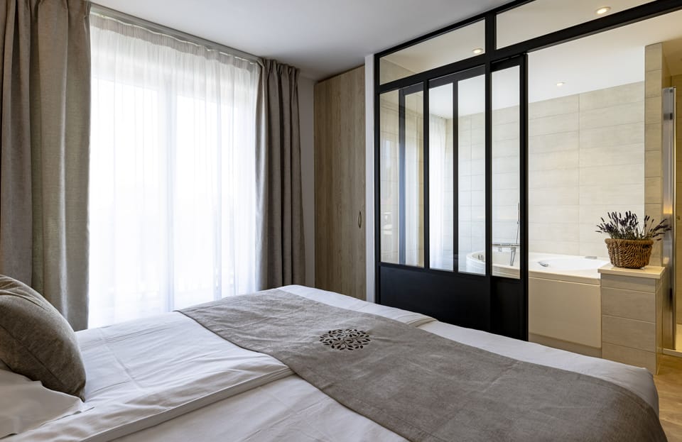 Deluxe Double Room, Bathtub (Accès Spa compris) | Minibar, desk, laptop workspace, soundproofing