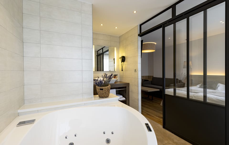 Deluxe Double Room, Bathtub (Accès Spa compris) | Bathroom | Shower, hair dryer, towels, soap