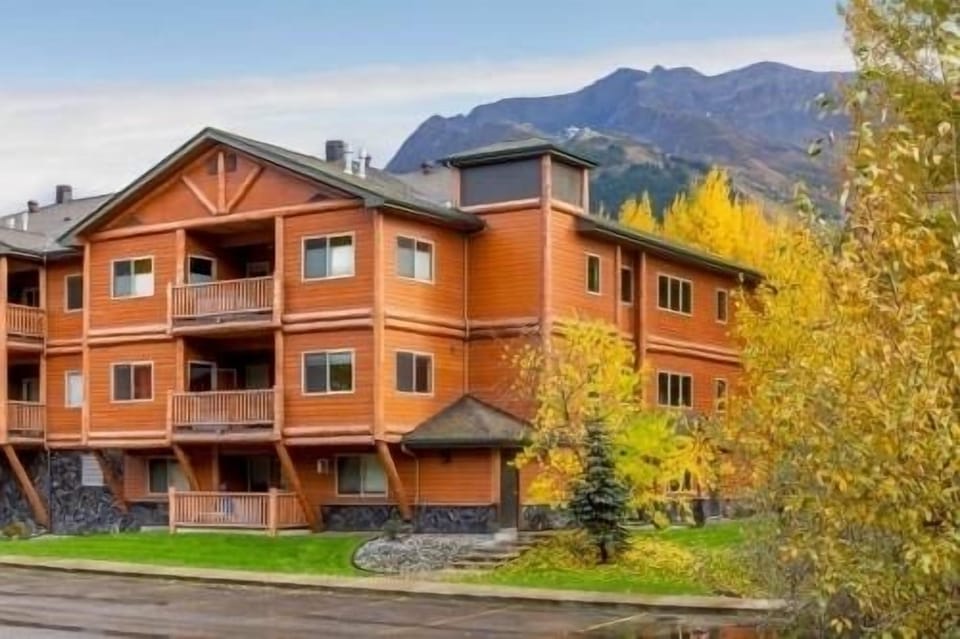 Secure access, walking distance to restaurants and market, shuttle to ski resort