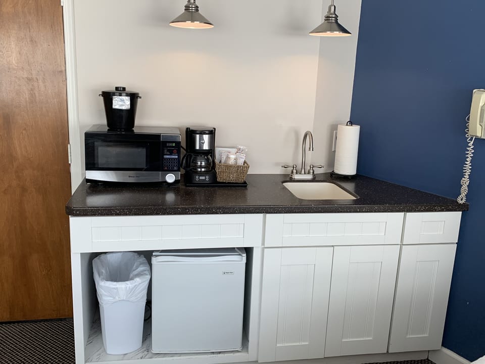 Coffee/tea maker, full-size fridge, microwave, toaster
