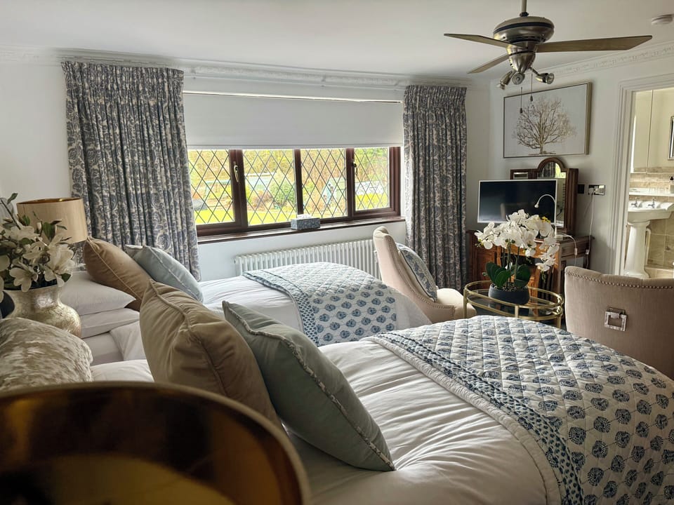 Twin Room, Ensuite (Woodpecker Room) | Desk, cribs/infant beds, free WiFi, bed sheets