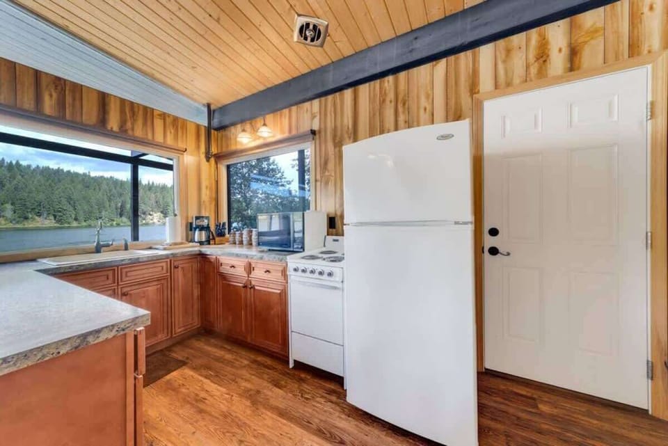 Fully stocked kitchen ready for family meals on the lake 