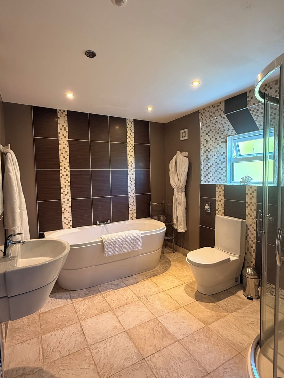 Executive Suite, Garden View | Bathroom | Separate tub and shower, free toiletries, hair dryer, bathrobes