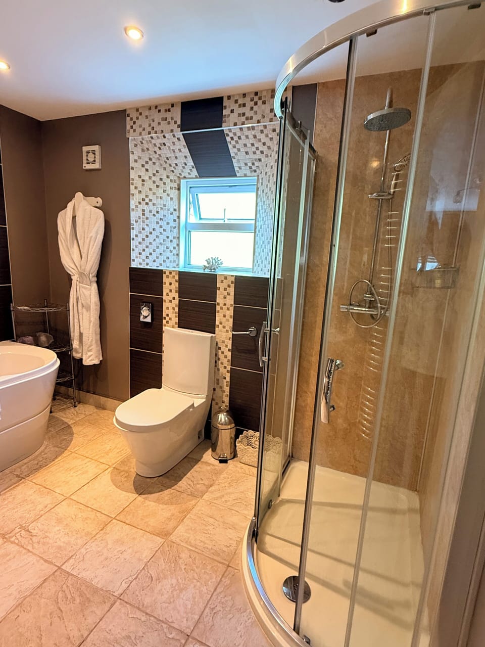 Executive Suite, Garden View | Bathroom | Separate tub and shower, free toiletries, hair dryer, bathrobes