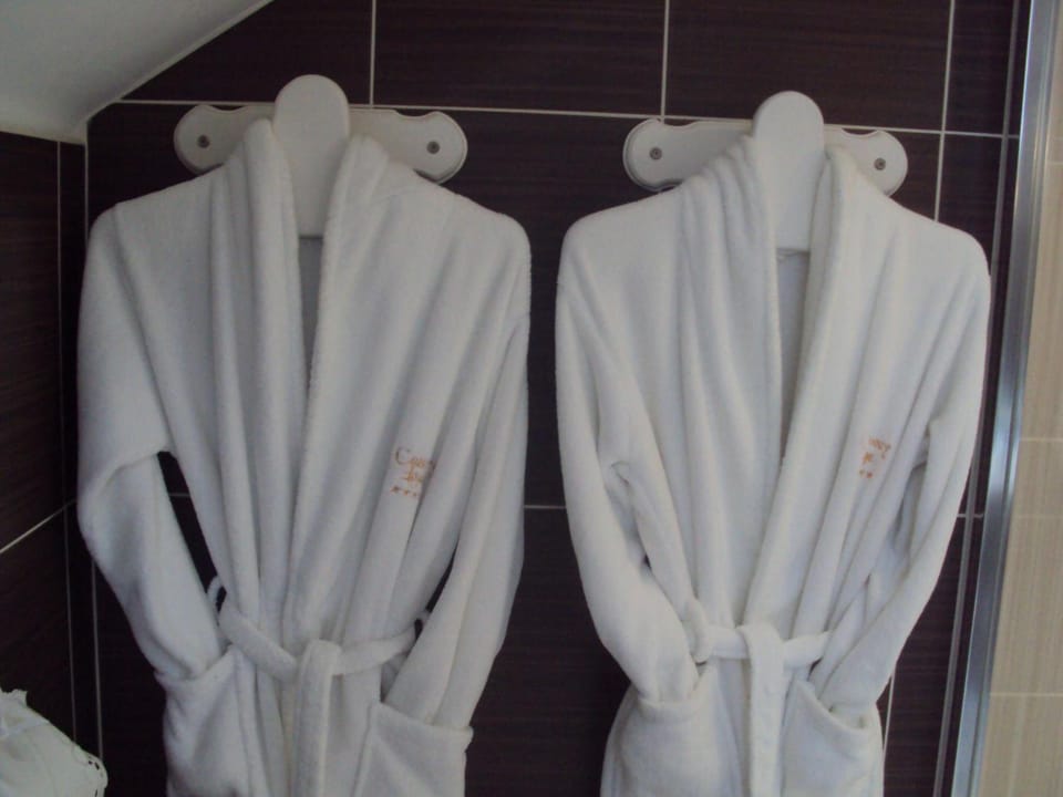 Shower, rainfall showerhead, free toiletries, hair dryer