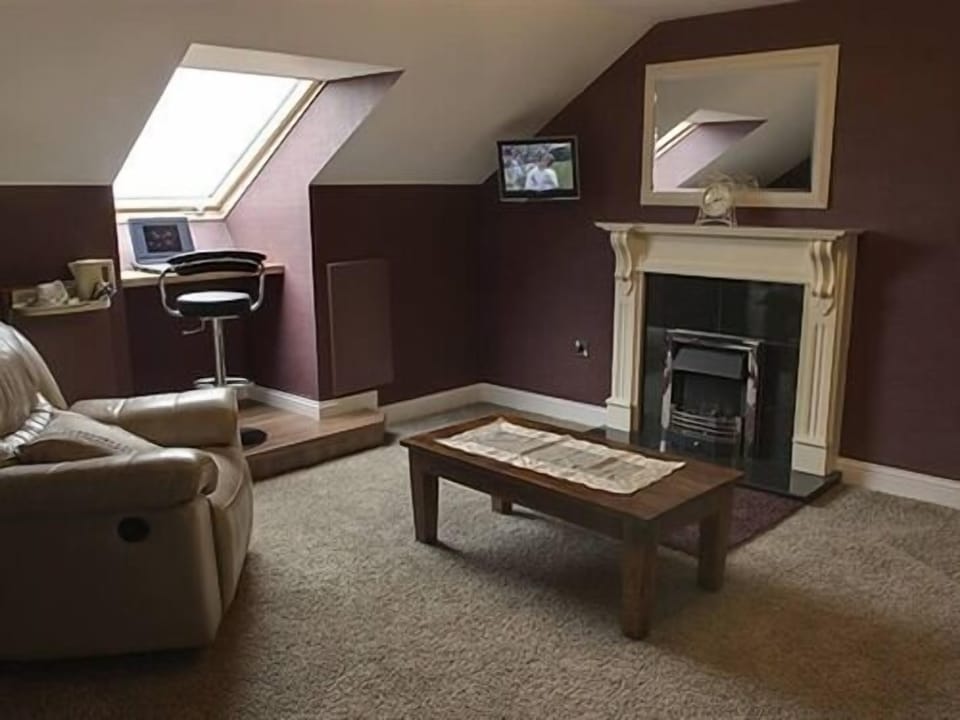 Deluxe Suite, 1 King Bed with Sofa bed | Living room | Smart TV, fireplace