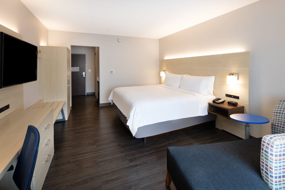 Standard Room, 1 King Bed | Hypo-allergenic bedding, pillowtop beds, in-room safe, desk