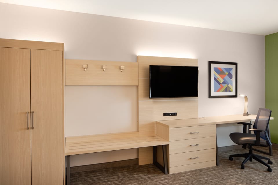 Hypo-allergenic bedding available, pillowtop beds, in-room safe, desk