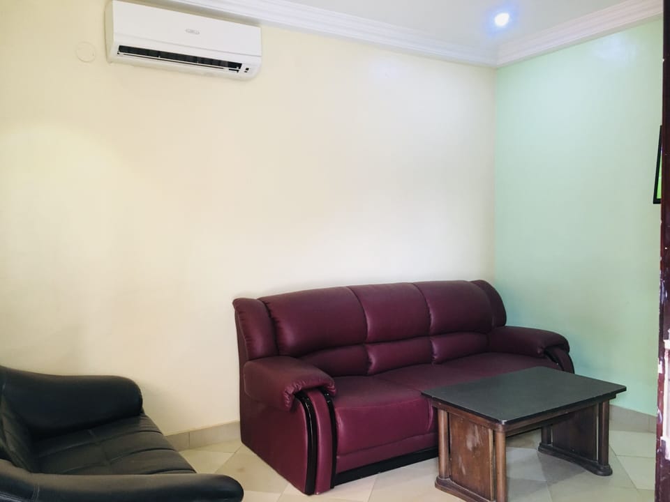 Executive Room | Living room | 32-inch flat-screen TV with satellite channels, TV