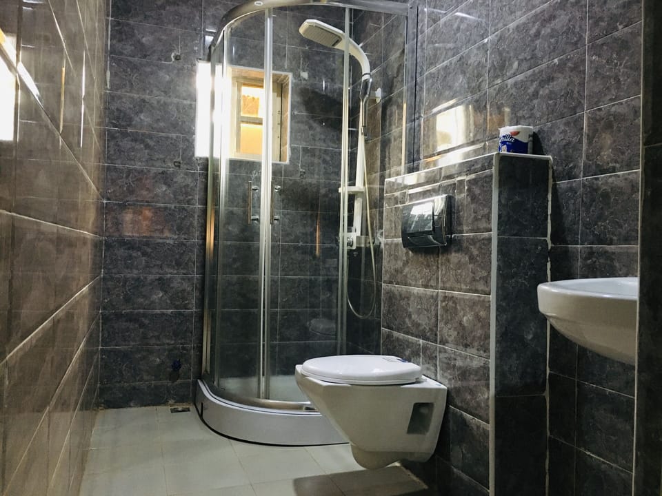 Executive Room | Bathroom | Shower, towels, toilet paper
