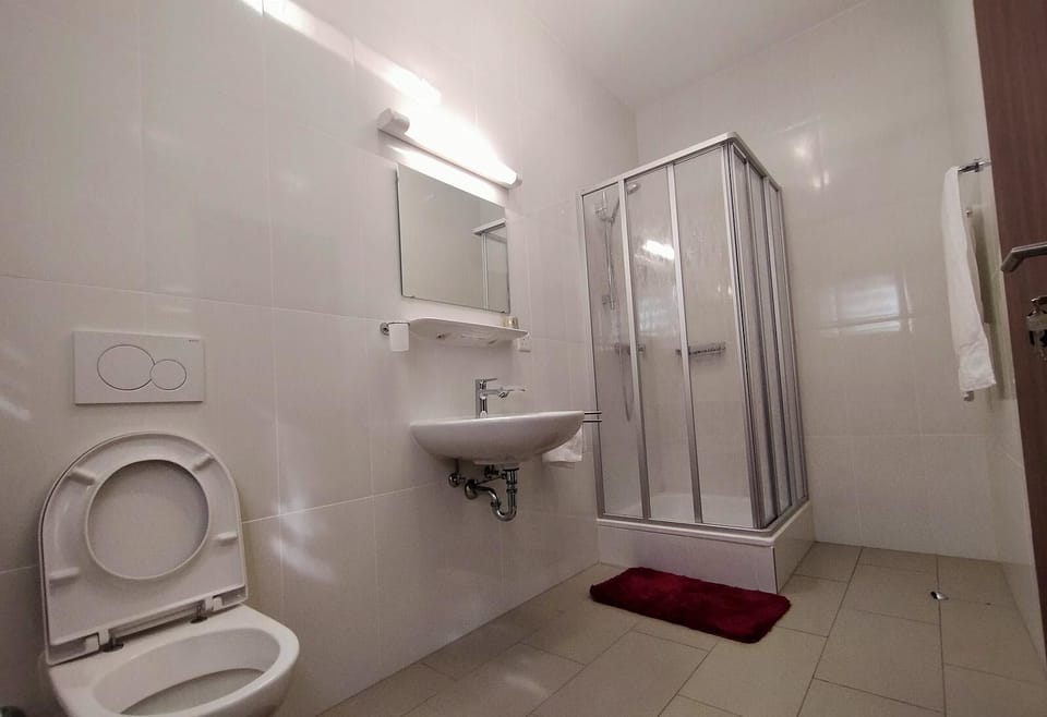 Standard Room, 1 Queen Bed | Bathroom | Combined shower/tub, free toiletries, towels, soap