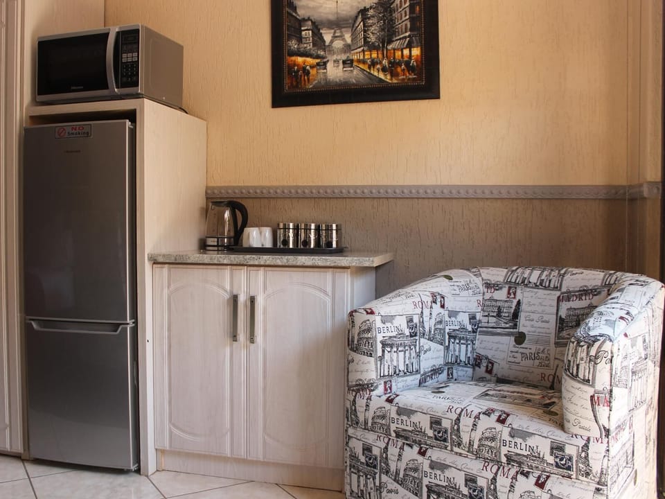 Honeymoon Studio Suite | Private kitchenette | Electric kettle