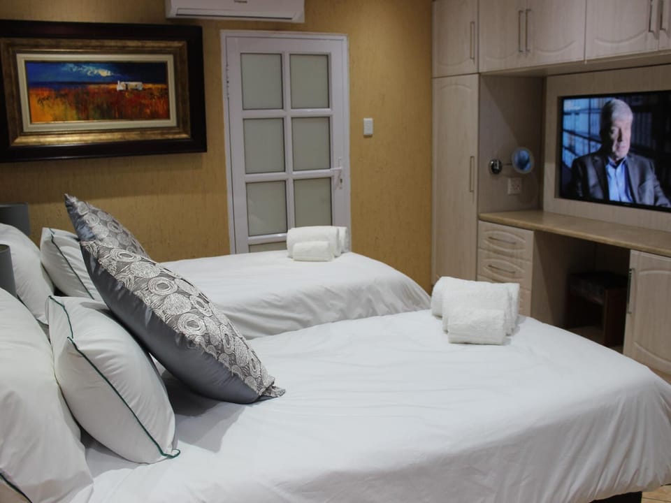 Deluxe Twin Room | Premium bedding, Select Comfort beds, in-room safe, laptop workspace