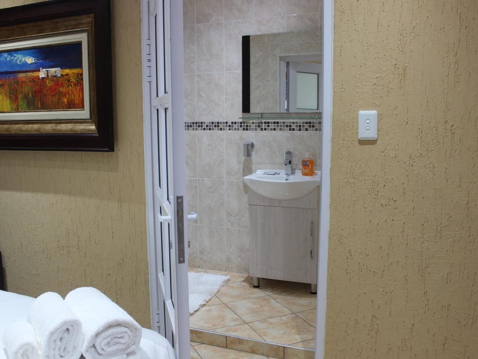 Deluxe Twin Room | Bathroom | Towels, soap, shampoo, toilet paper