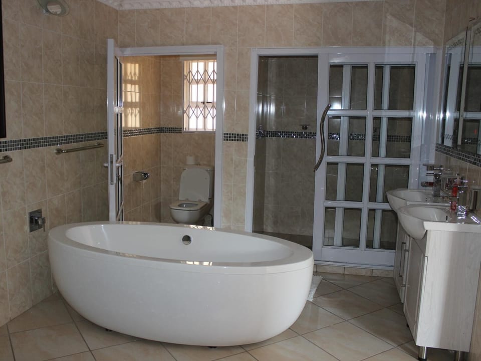 Honeymoon Studio Suite | Bathroom | Towels, soap, shampoo, toilet paper
