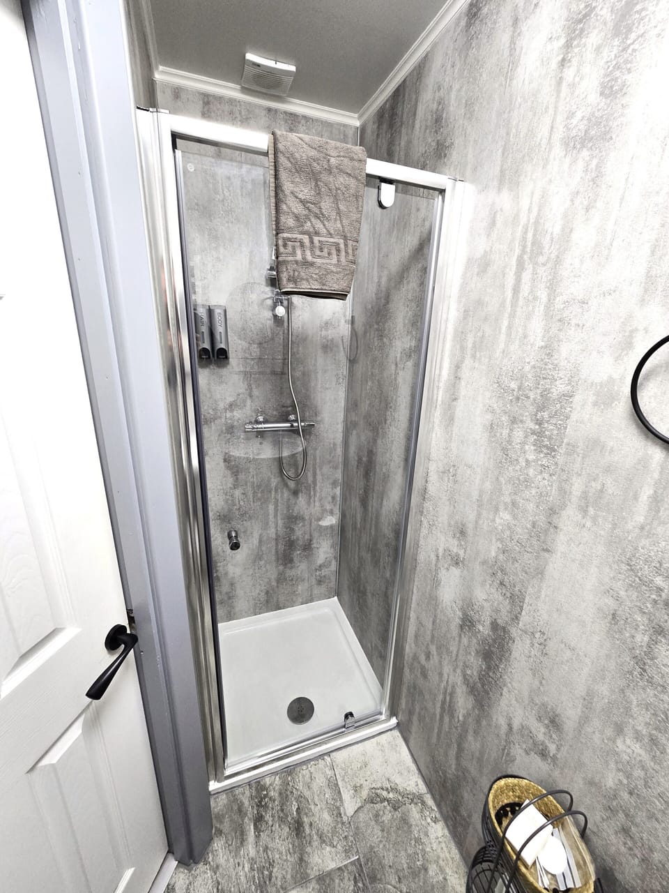 Double Room, 1 Double Bed | Bathroom | Shower, rainfall showerhead, free toiletries, hair dryer