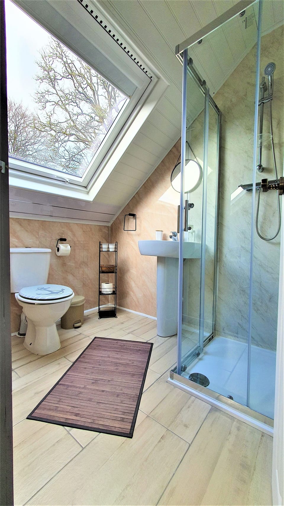 Superior Twin Room | Bathroom | Shower, rainfall showerhead, free toiletries, hair dryer