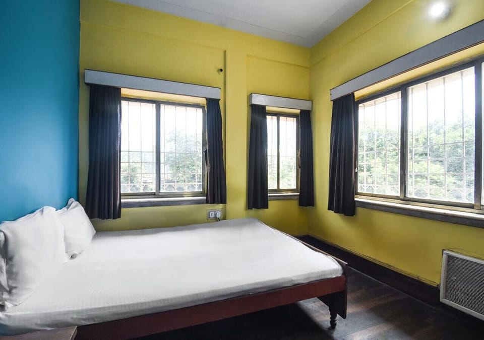 Standard Triple AC Room | Desk