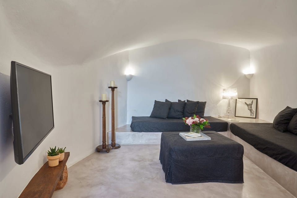 Studio | Living area | 32-inch flat-screen TV with satellite channels, TV, streaming services
