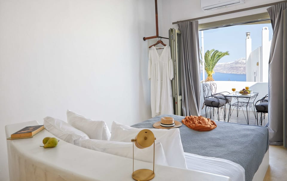 Superior Studio, Sea View | Minibar, individually decorated, individually furnished, desk