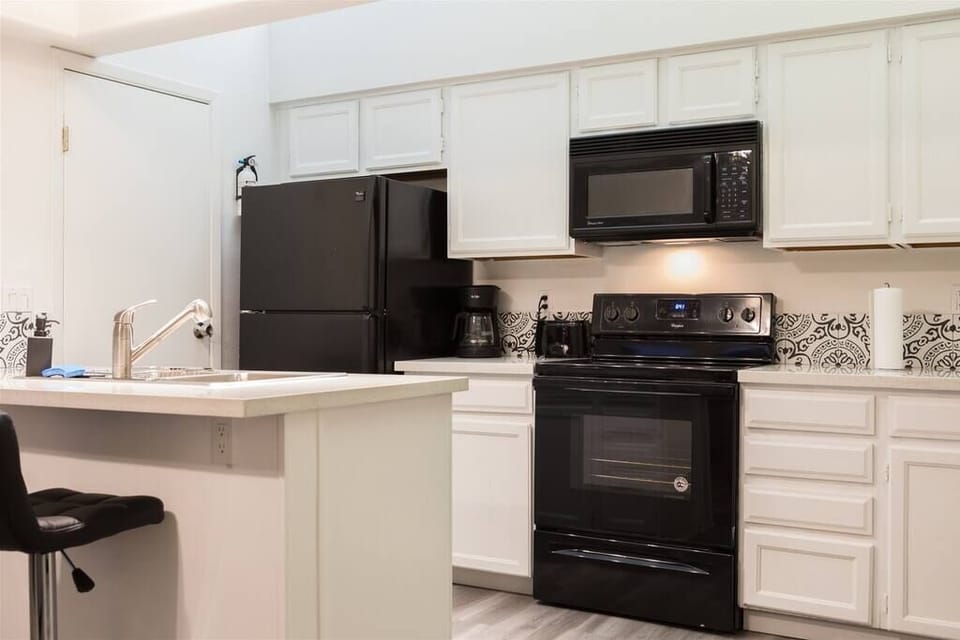 Full Size Kitchen and Dining Area