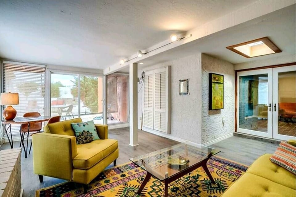 Sun room w/ fireplace