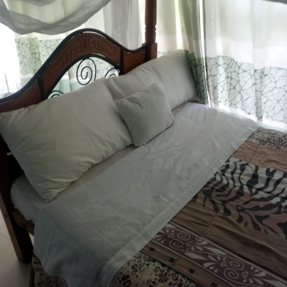 Double Room | Desk, bed sheets