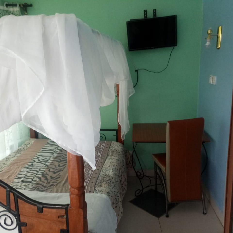 Double Room | Desk, bed sheets