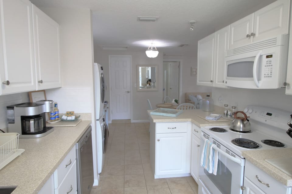 Dishwasher & fully STOCKED kitchen
