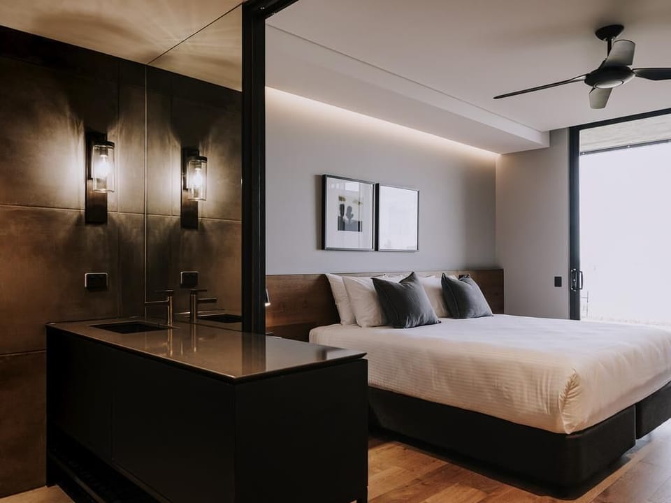 Studio, 1 Double Bed, Garden View | Minibar, in-room safe, desk, soundproofing