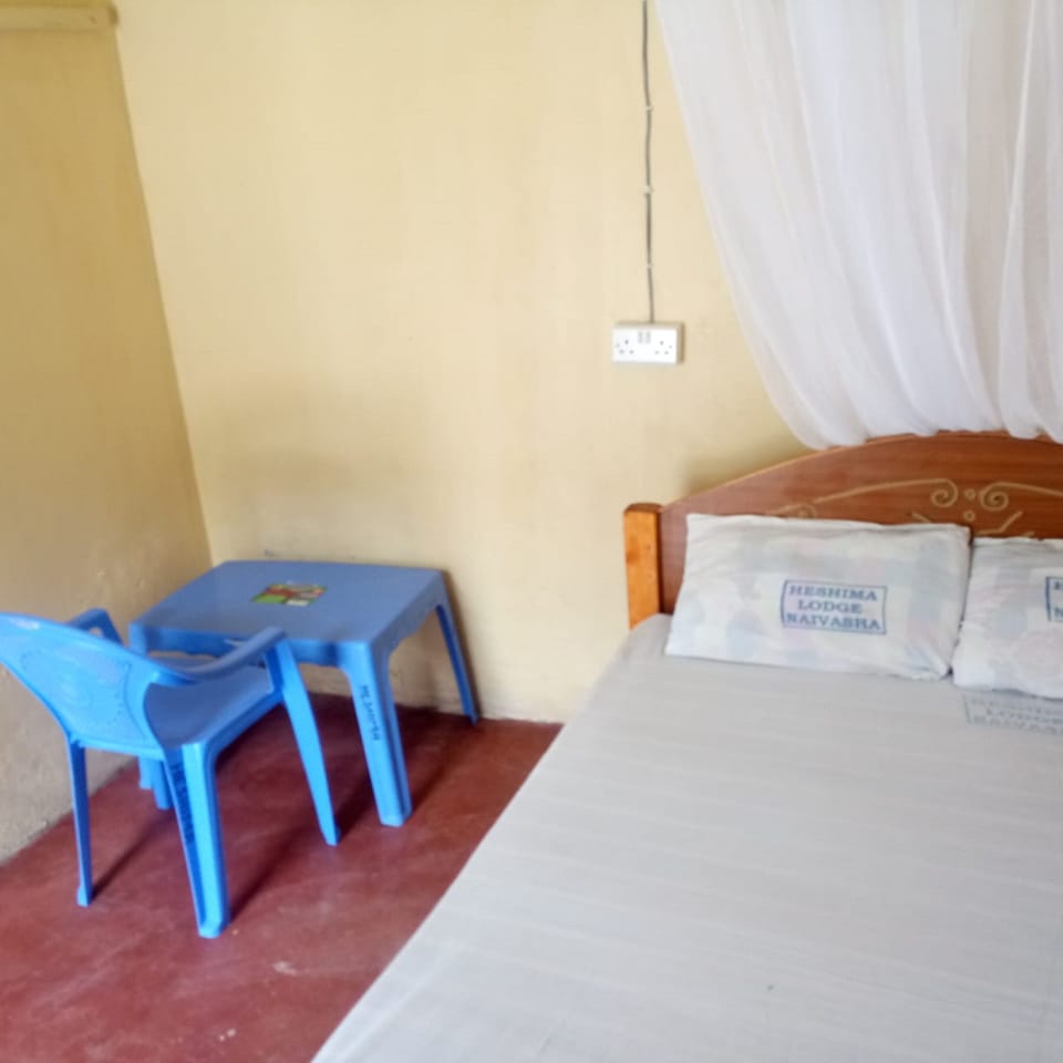 Single Room | Desk, bed sheets
