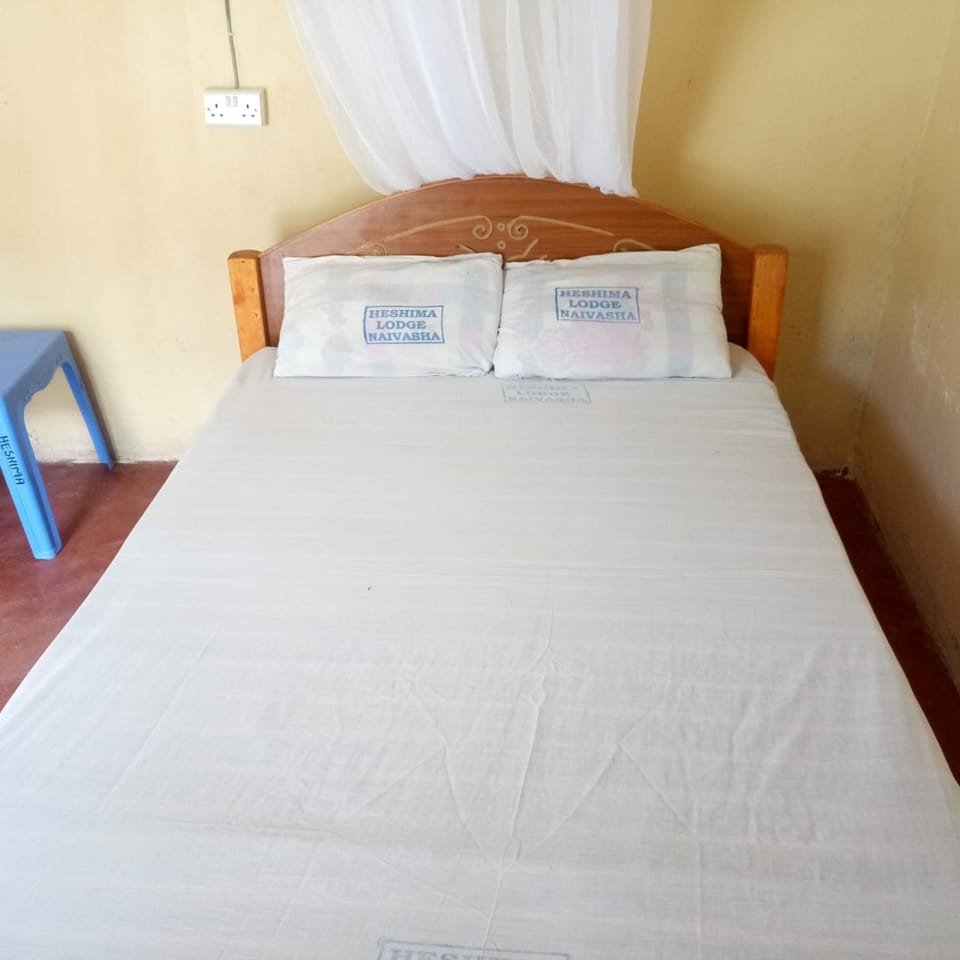 Single Room | Desk, bed sheets