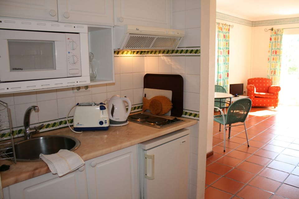 Apartment, 1 Bedroom | Private kitchenette | Electric kettle