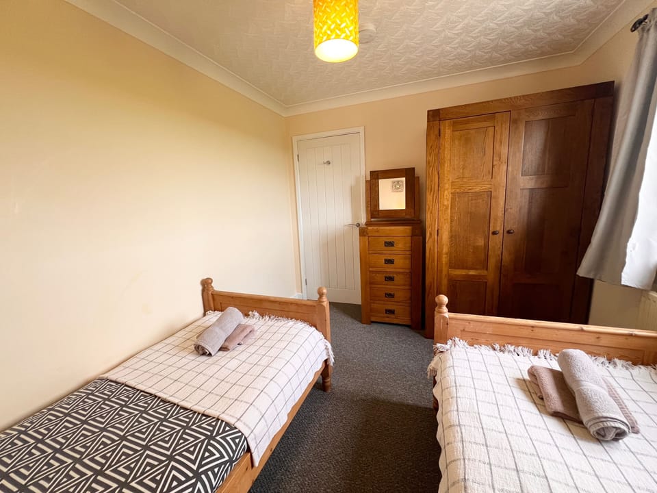 4 bedrooms, iron/ironing board, WiFi (free), bed sheets