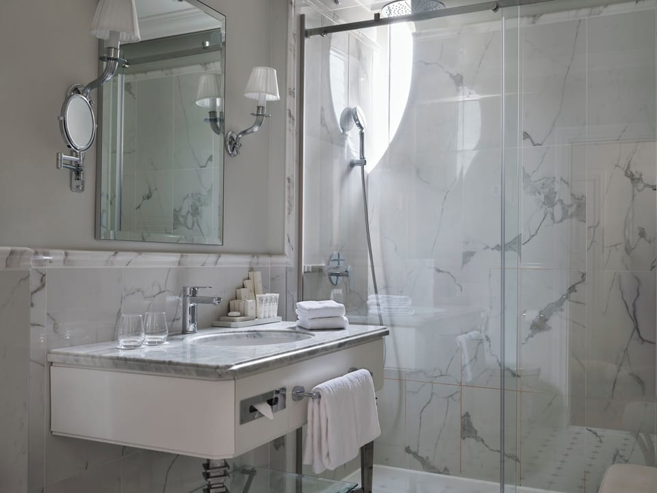 Shower, hair dryer, bathrobes, slippers