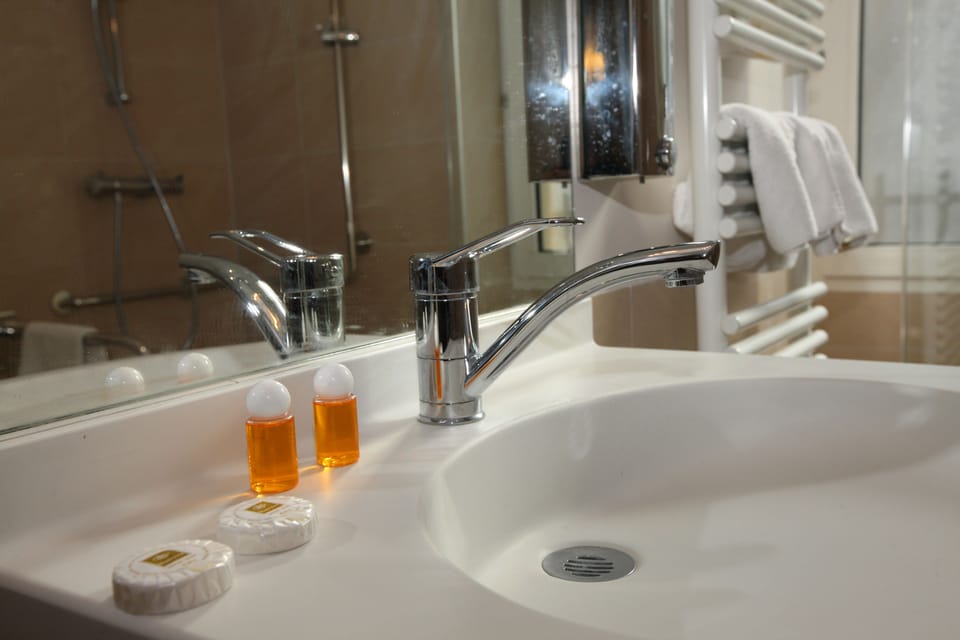 Chambre Double accessible aux personnes à mobilité reduite | Bathroom | Hair dryer, towels