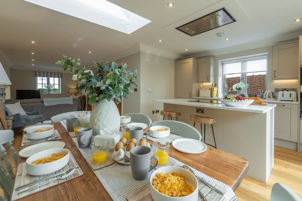 Ground floor: Time for breakfast
