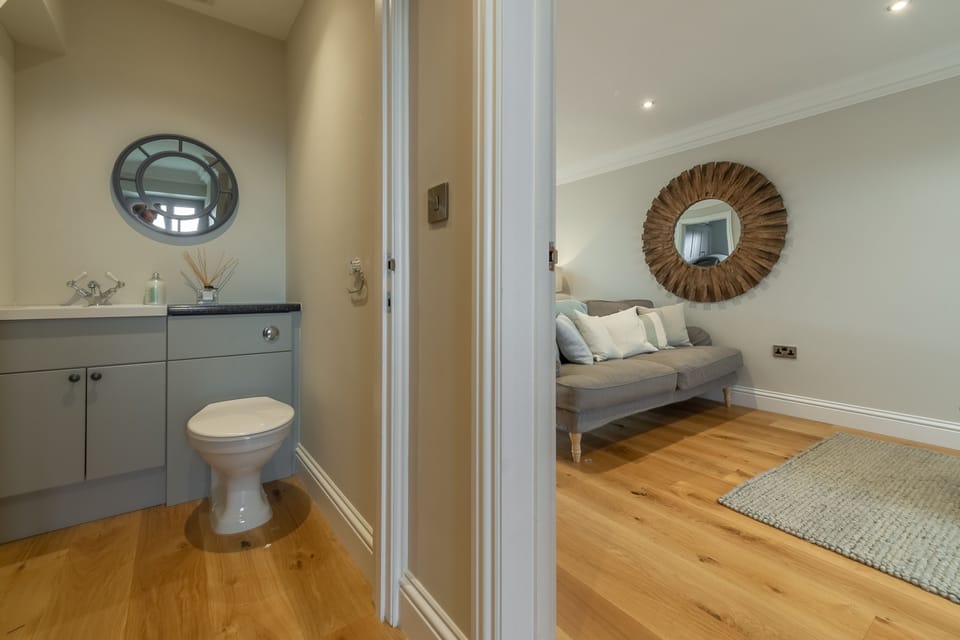 Ground floor: Hallway cloakroom