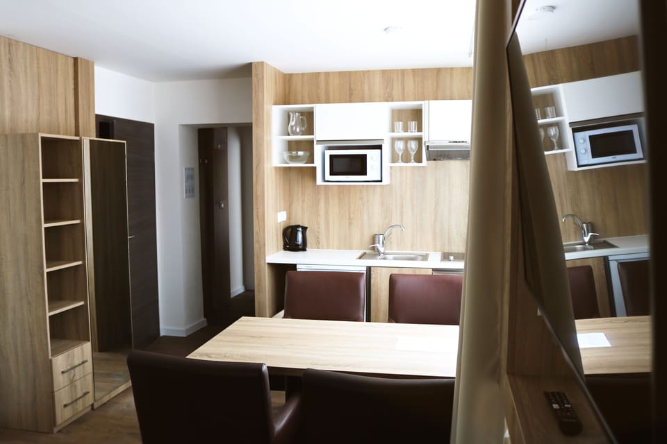 Business Apartment, 2 Bedrooms, Garden View | Private kitchenette | Cookware/dishes/utensils