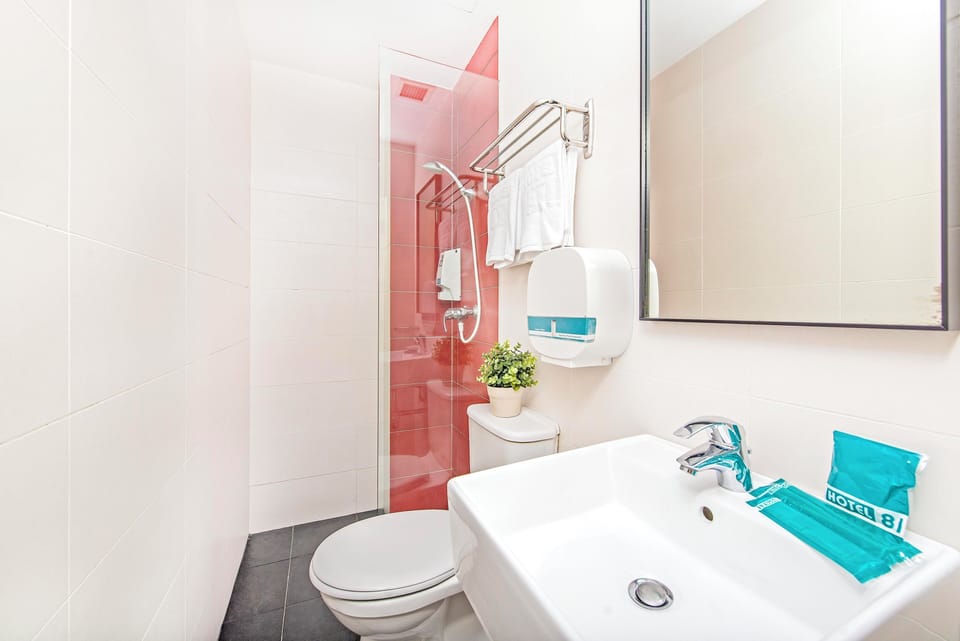 Superior Twin Room | Bathroom | Shower, free toiletries, hair dryer, towels
