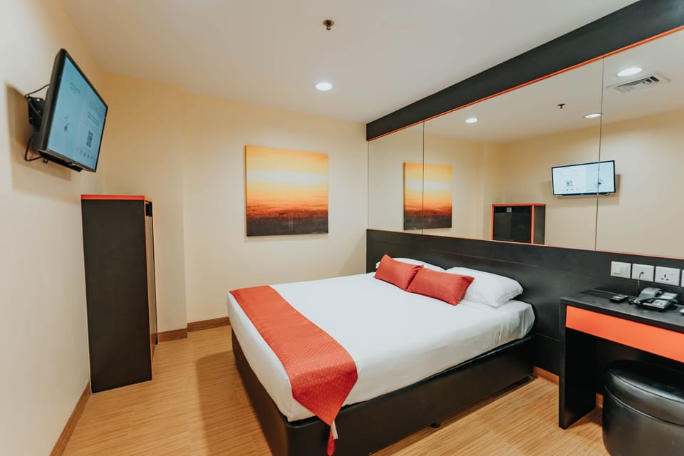 Deluxe Room, 1 Queen Bed | In-room safe, WiFi (free), bed sheets