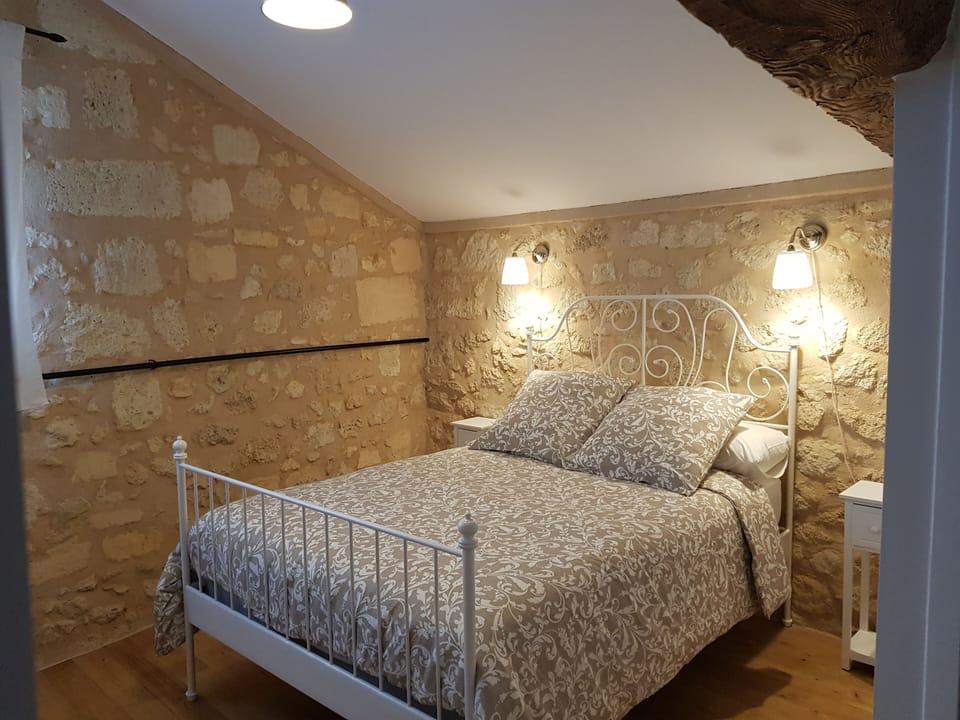 Premium bedding, soundproofing, iron/ironing board, free WiFi