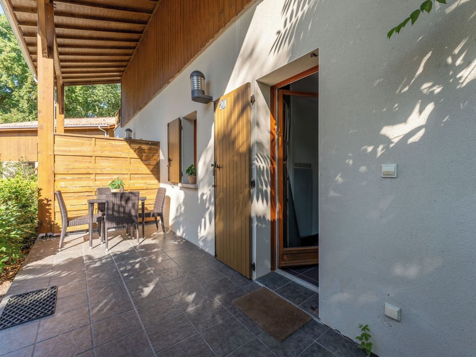A private terrace shaded by lush greenery — your own outdoor retreat after a day cycling the lakeside paths or exploring the Médoc.