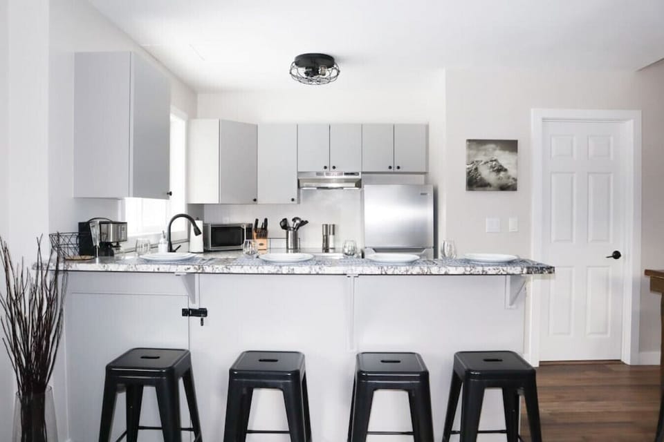 A view of the fully equipped kitchen with granite countertops.