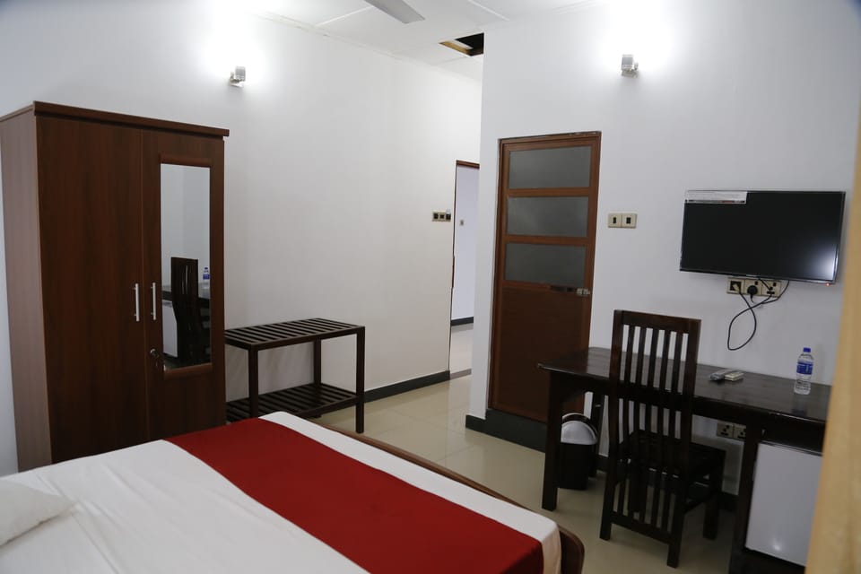 Standard Double Room | In-room safe, desk, laptop workspace, soundproofing