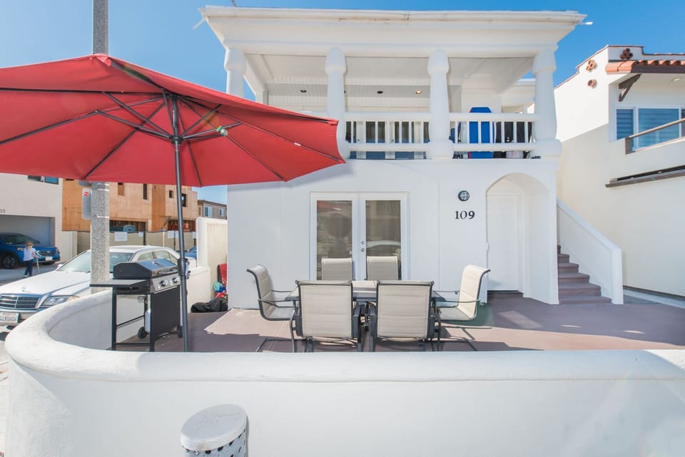 35th Street view of the entire corner, ocean view duplex. The listing information only pertains to this upstairs unit. The lower 3bd/3ba unit can also be rented when available. See separate listing.
                