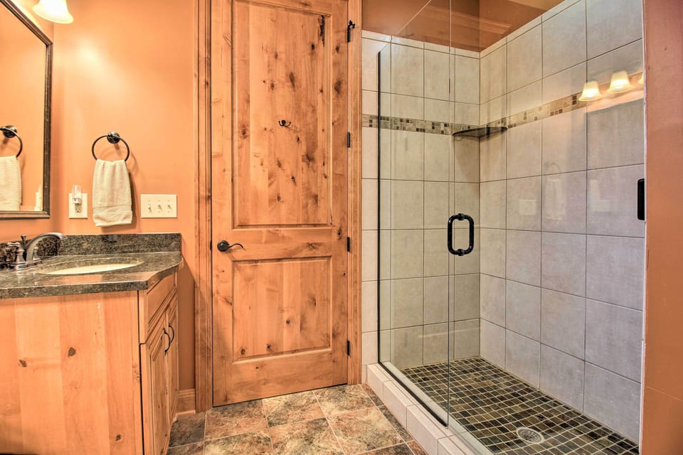 En-Suite Bathroom | Towels & Linens Provided | Main Level
