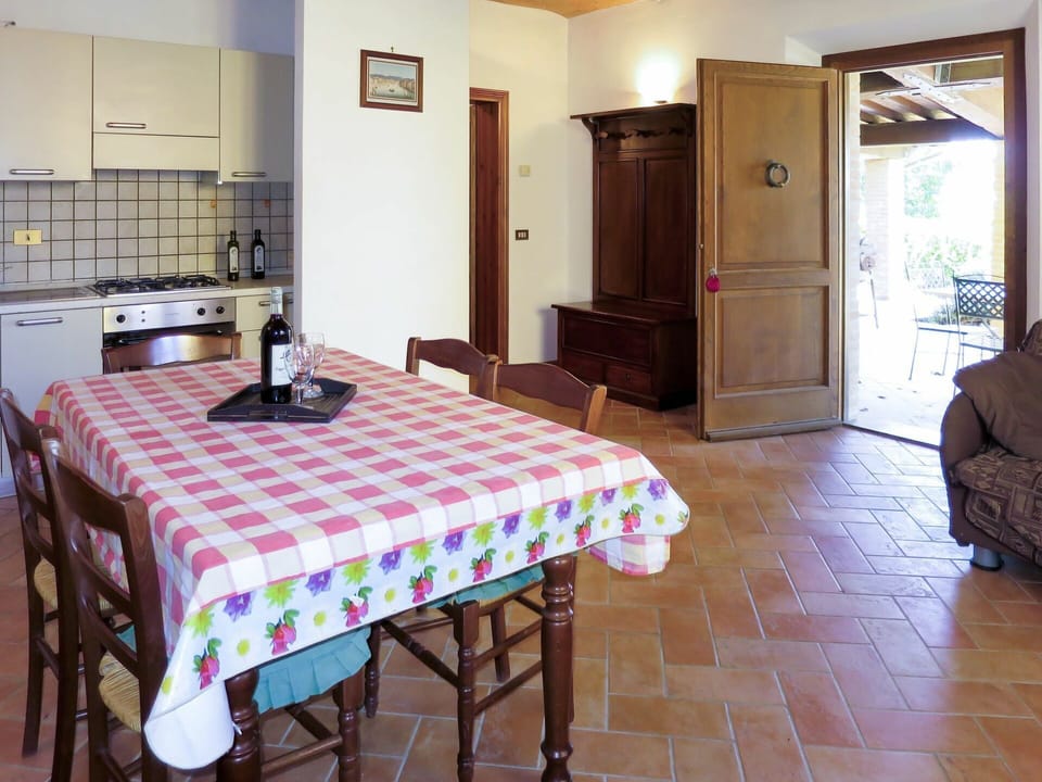 Room, Furniture, Property, Floor, Table, Interior Design, Building, Bedroom, Tablecloth, Wall