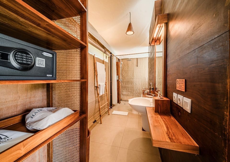 Deluxe | Bathroom | Shower, rainfall showerhead, free toiletries, hair dryer